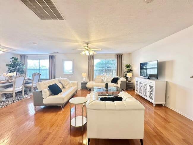 Building Photo - 8223 Golf Green Cir