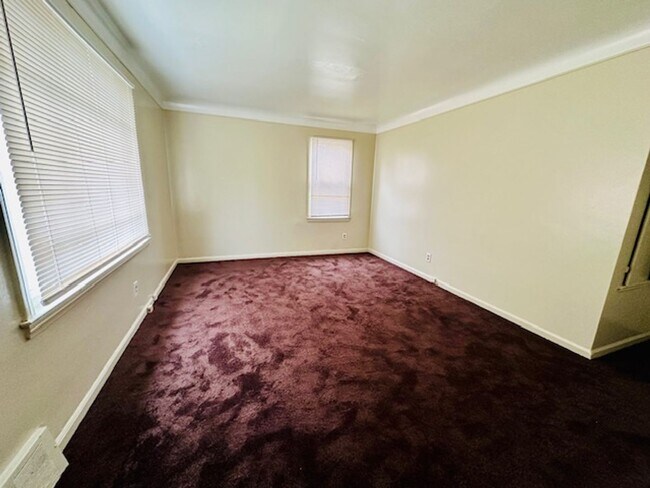 Building Photo - 3 Bedroom 1 Bath For Lease Section 8 Ready