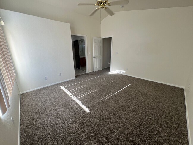 Building Photo - Don't Miss Out On This Beauty