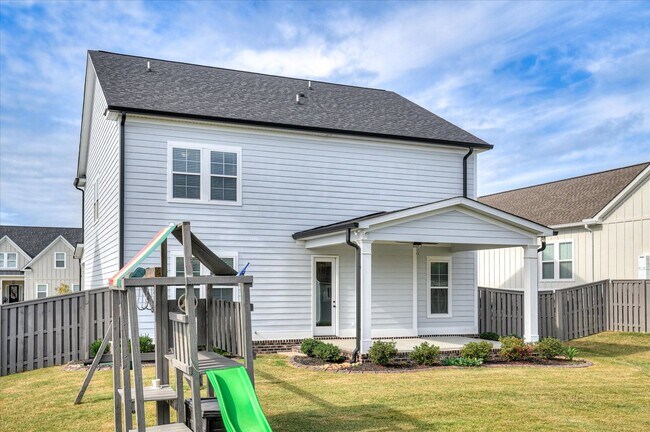 Building Photo - 3067 Rosewood Dr