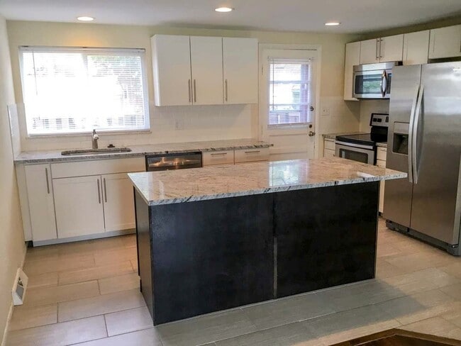 Primary Photo - BEAUTIFUL 2 Bedrooms + 1 FULL Bath with Re...