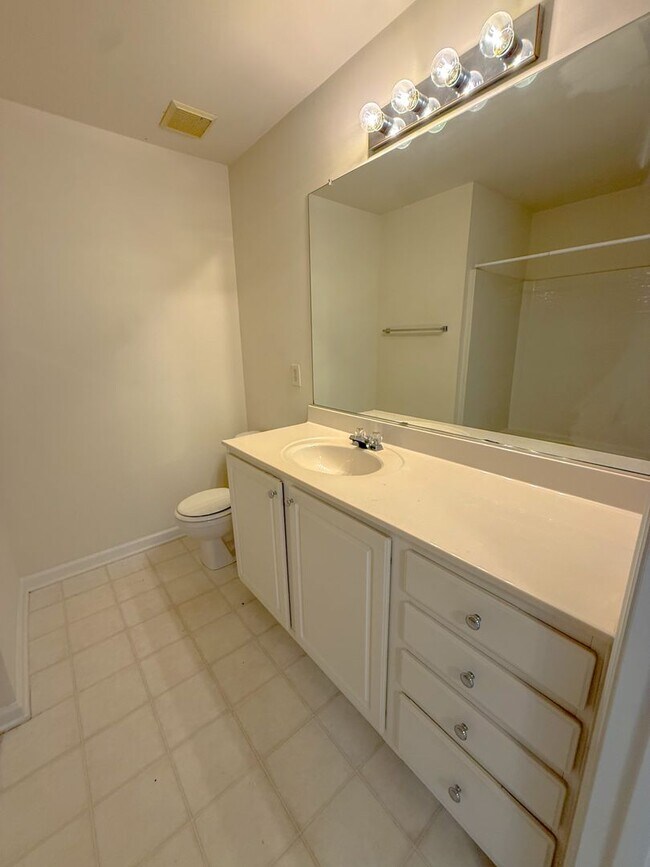 Building Photo - Spacious 2 bedroom 2.5 bath townhome