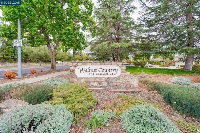 Building Photo - 4695 S Larwin Ave