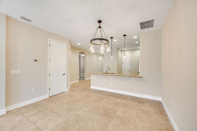 Building Photo - 3/2 townhome in desirable Loren Cove!
