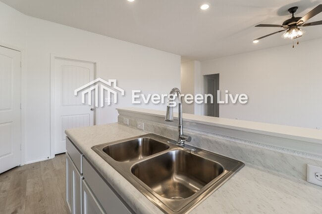 Building Photo - 32 10 Point Ln