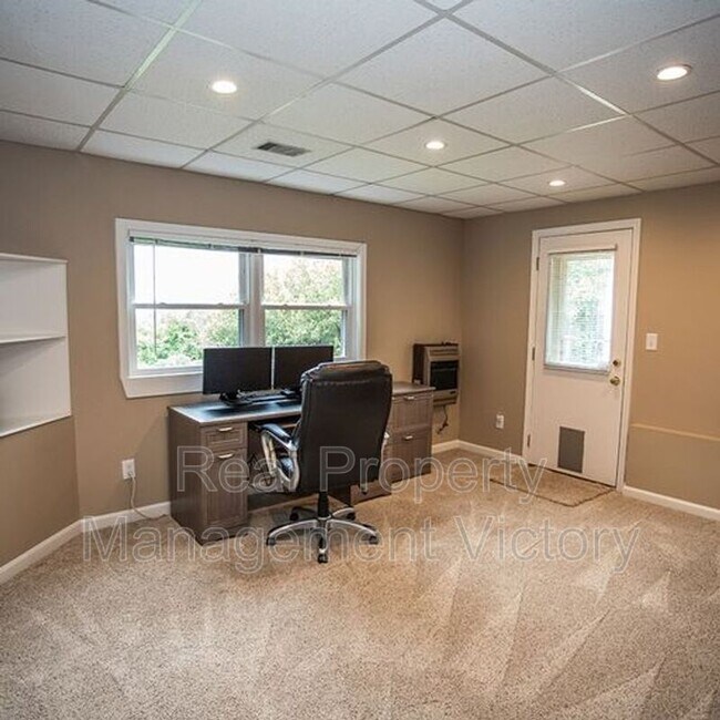 Building Photo - 1120 Shades Crest Rd