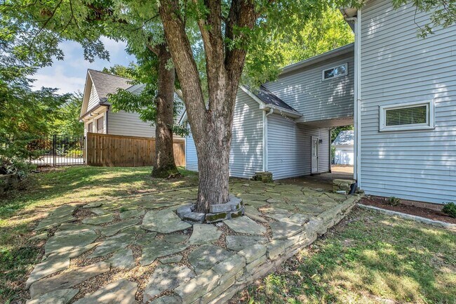 Building Photo - 221 Adams Ct