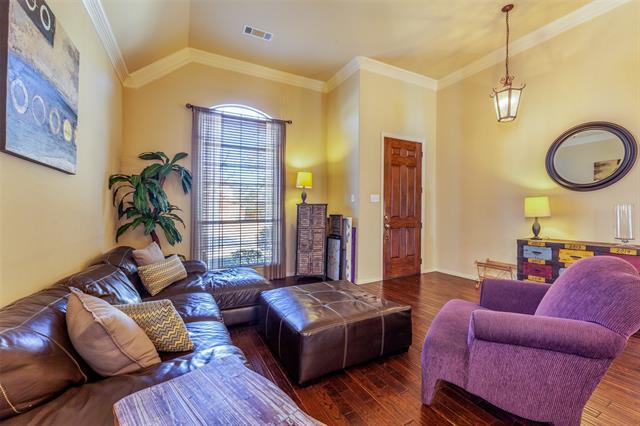 Building Photo - 920 Fannin Dr