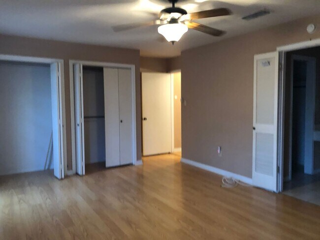 Building Photo - 10114 Village Green Dr