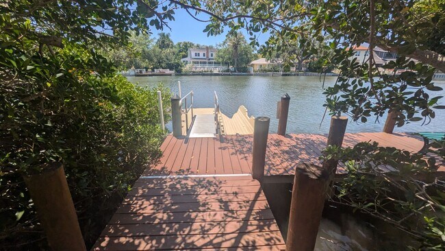 Building Photo - 850 S Tamiami Trl