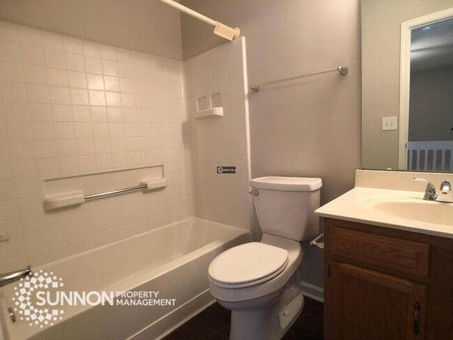 Building Photo - Remodeled 3 BR 2.5 BA in Raintree