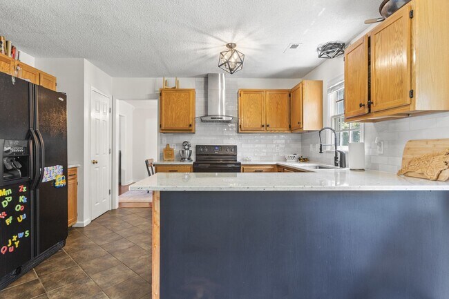 Building Photo - Inviting Jacksonville Home Near Shopping, Dining & Everyday Conveniences