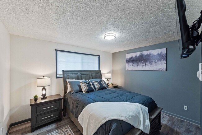 Building Photo - GORGEOUS 3 Bedroom (+BONUS ROOM!) 2 Bath Home with RV/Boat storage near beaches and shopping!