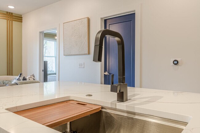 Building Photo - 525 Parkway Dr NE