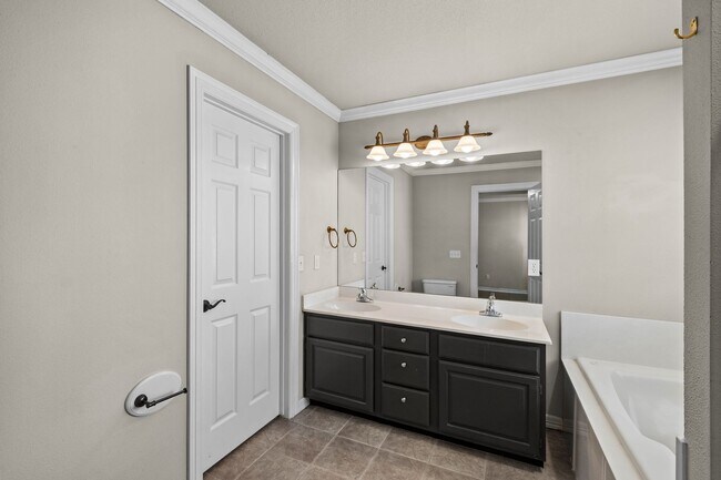 Building Photo - Charming 3-Bed, 2-Bath Home with 3-Car Garage & Fenced Yard