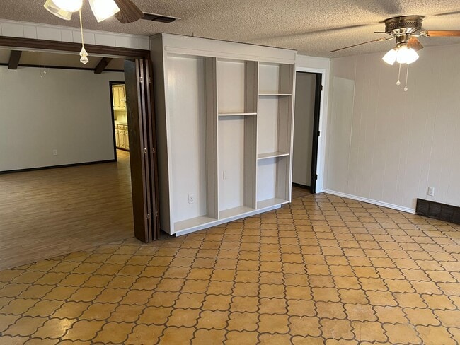 Building Photo - Wow 4 bedroom 3 bath 2 garage  almost 3000...
