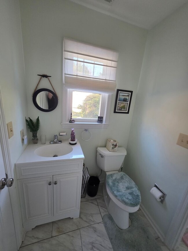 Building Photo - Beautiful 3 bedroom, 2 bath house with one car garage, located on Jonaquins Creek.