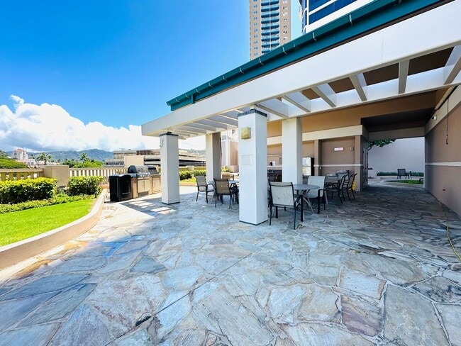 Building Photo - 2 Bedroom ,2 Bathroom, 2 Parking Condo (Ke...