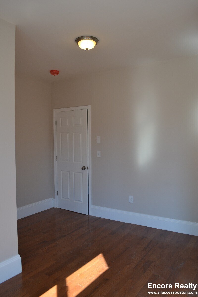 Building Photo - 241 Maverick St