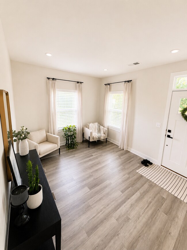 Building Photo - 107 Tonkawa Way