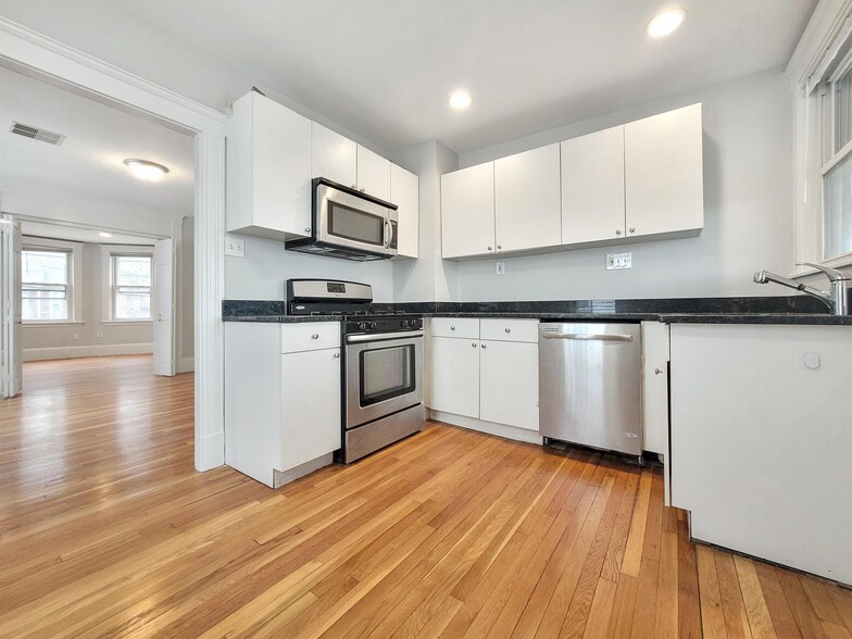 Primary Photo - 116 Gladstone St
