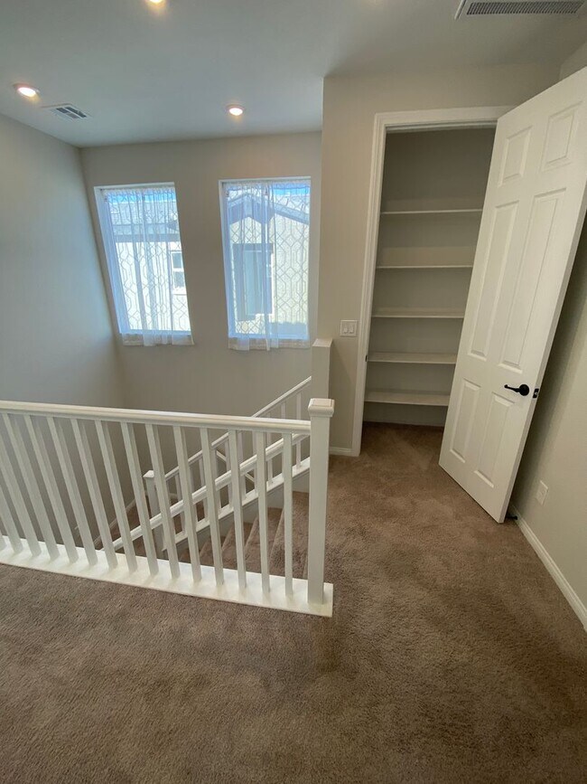 Building Photo - AMERICANA Property Mgmt - 3beds - 2 1/2baths Newly Townhouse in Henderson.