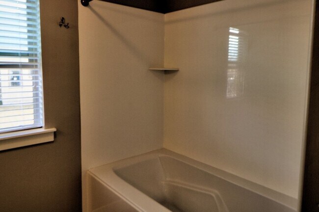 Building Photo - 3 bed 2.5 bath townhome in Salem
