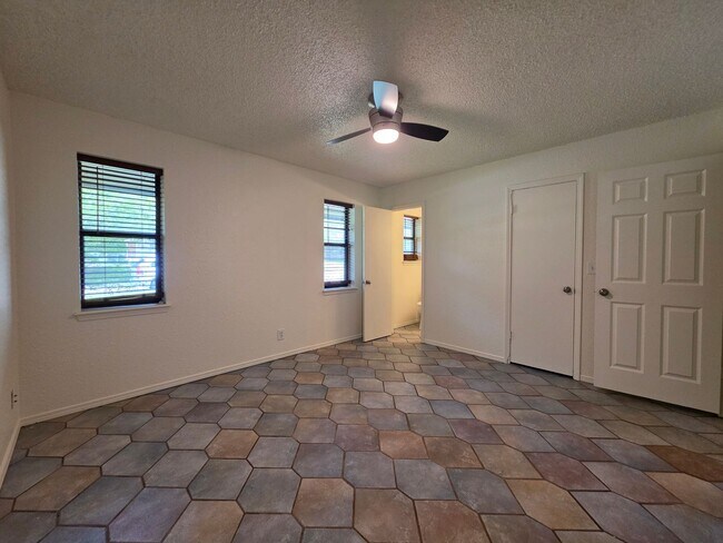 Building Photo - 3 bedroom home in Tecumseh!