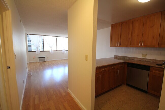 Building Photo - Kukui Plaza - Ewa Tower -1 Bedroom, 1 Bathroom, 1 Parking !