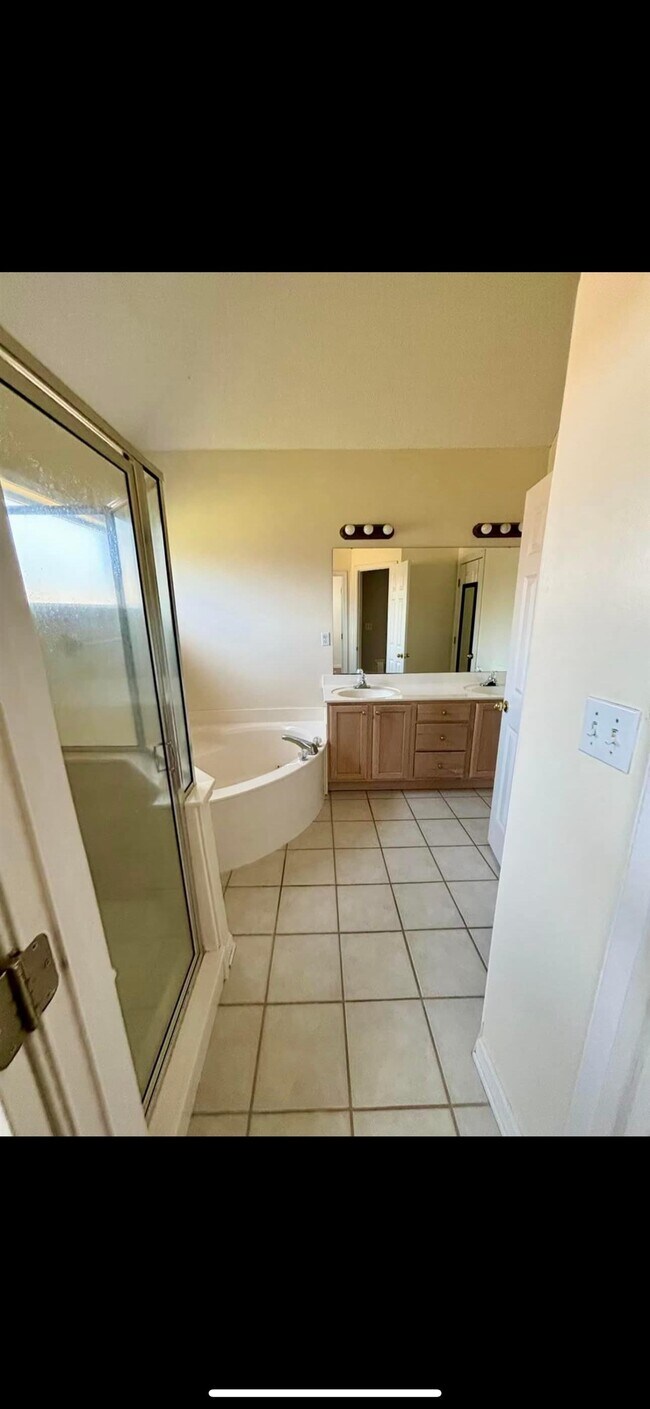 Building Photo - 8240 Blue Lagoon Dr