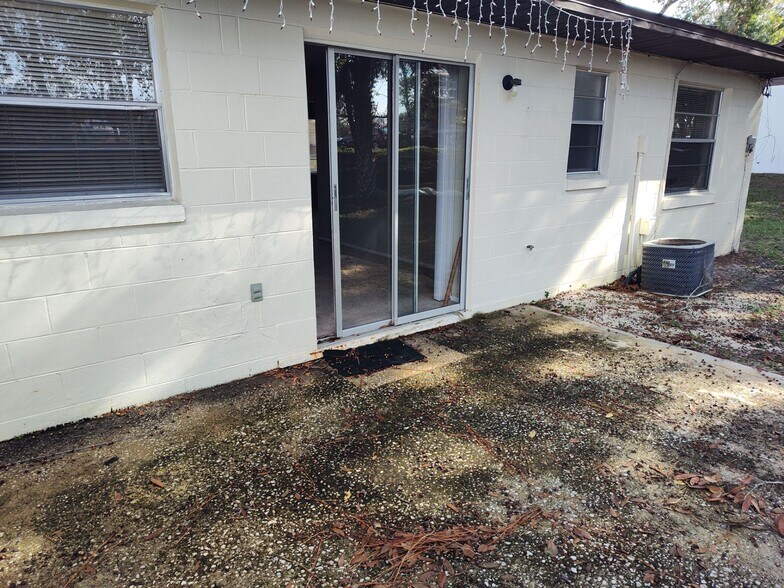 Building Photo - 2324 S Sandburg Pt