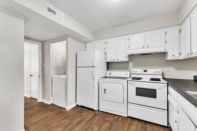 Building Photo - 2/2.5 Walking Distance to NC State