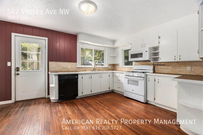 Building Photo - 547 Valley Ave NW