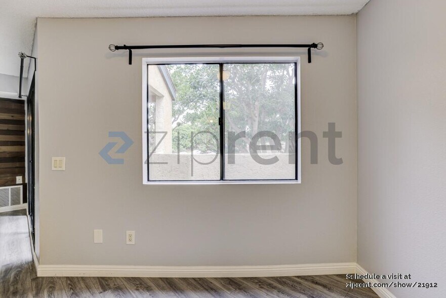 Building Photo - Unit 10