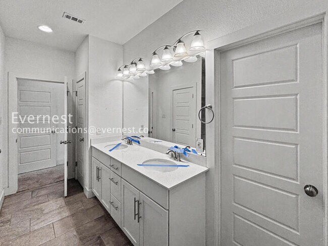 Building Photo - 3 Bed, 2 Bath Home with Fenced Yard & Garage / Pet-Friendly / Available Now!