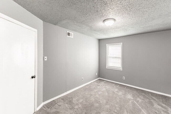 Building Photo - Greenbrier Apartments