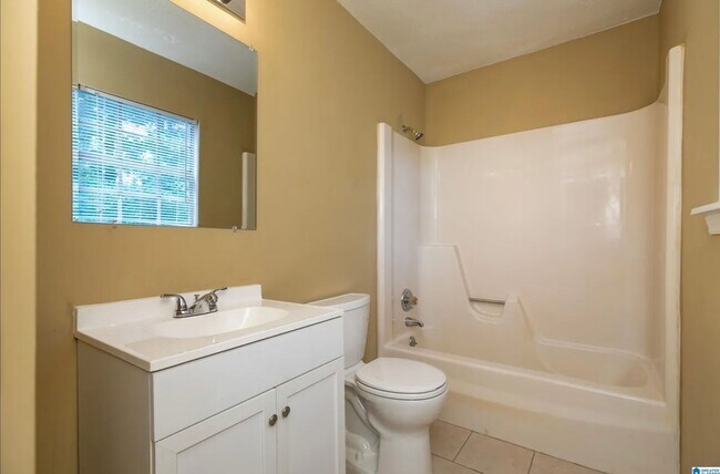 Building Photo - 4/2 Adamsville Home