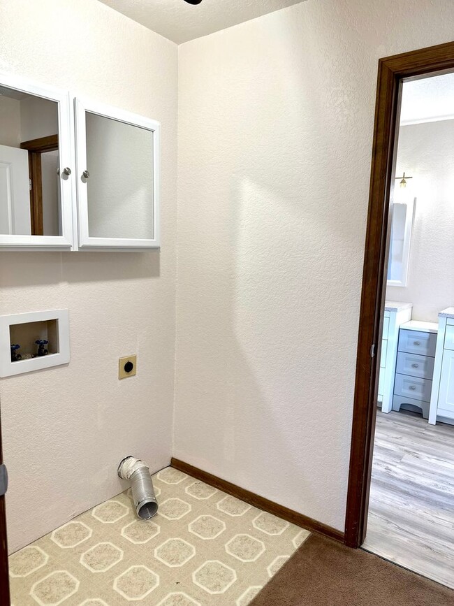 Building Photo - Newly Renovated Home 3 Bed 1 1/2 Bath 1-Car Garage on Century Place!