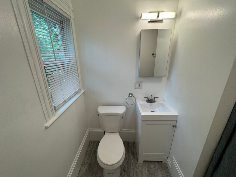 Building Photo - 35 Cameron Ave