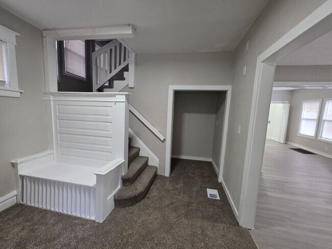 Building Photo - Spacious 6-Bedroom, 4-Bath Home with Plenty of Living Space