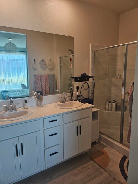 Master bath on 3rd Floor - 8405 N Fusion Way