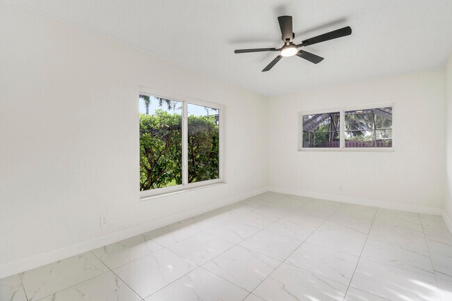 Building Photo - 100 SW 15th Ct