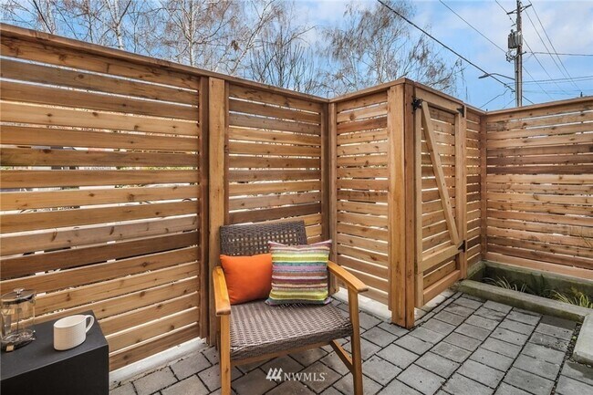 Building Photo - 2Bd/1.75Ba Seattle Townhouse