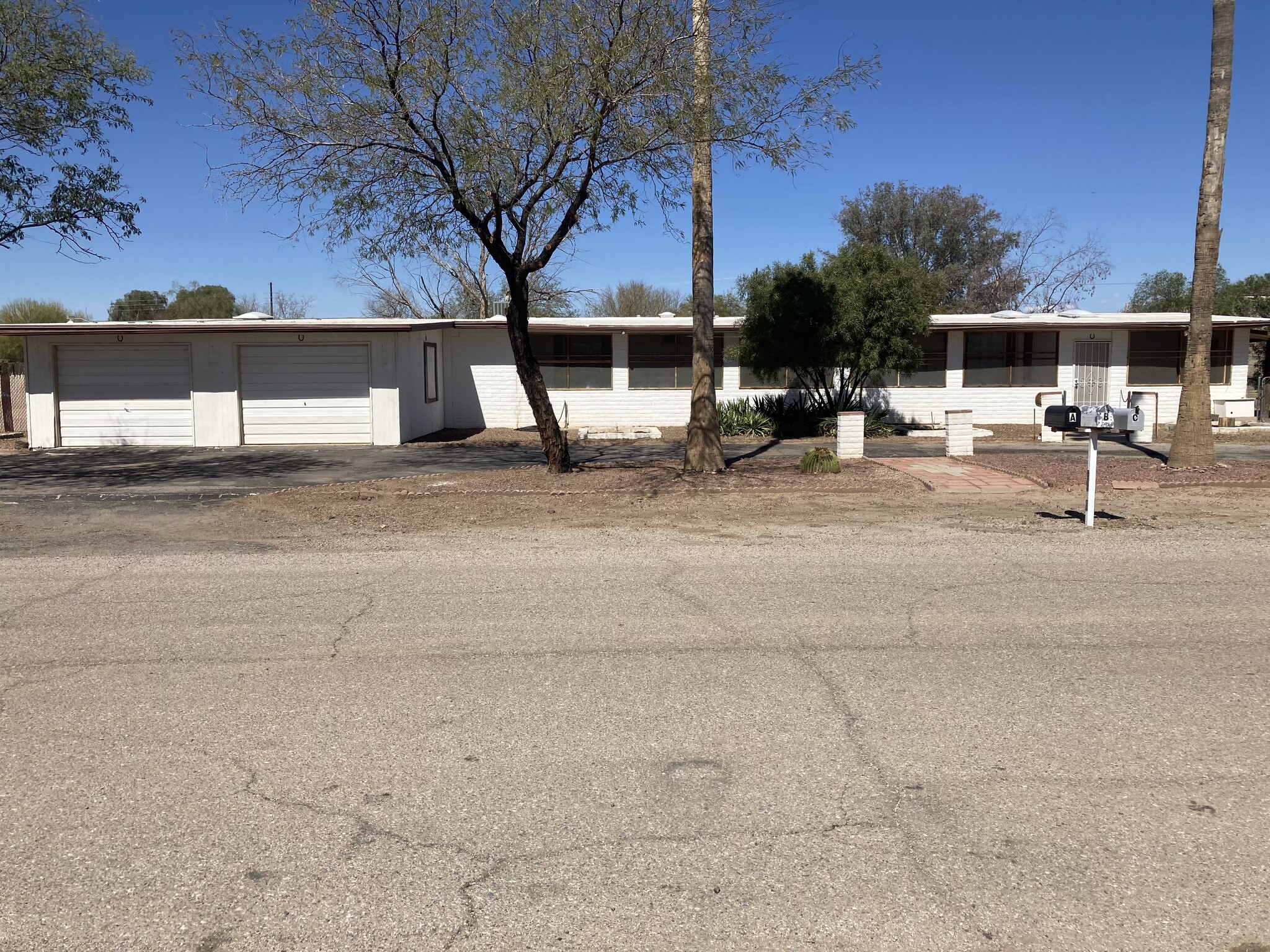 3 bedroom with oversized garage - 5400 W Calle Cayeus