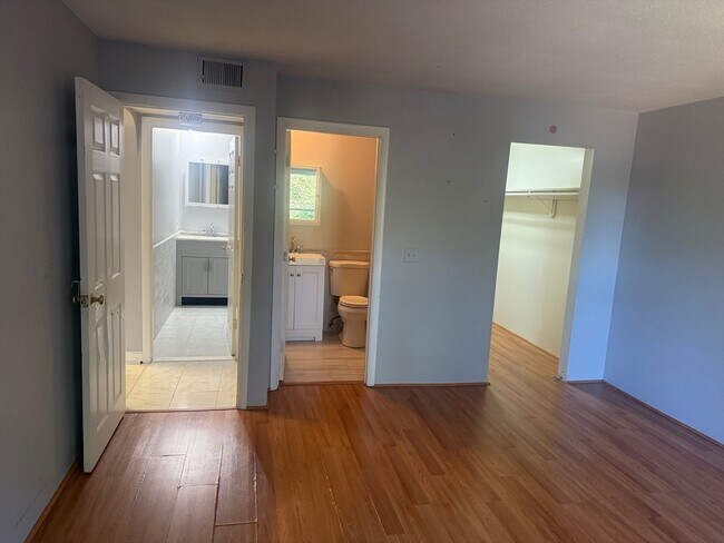 Building Photo - 9 Shadowbrook Ln
