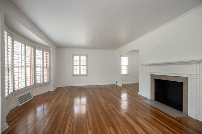 Building Photo - Charming 3 bedroom house Shaker Heights!!