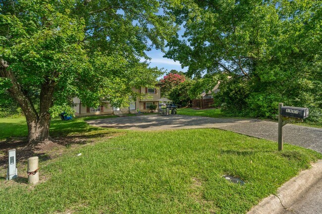Building Photo - 2421 Camellia Dr