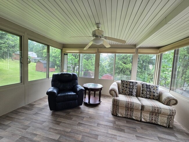 Building Photo - Beautiful Split Entry - 3 Bedroom 2 Bathro...