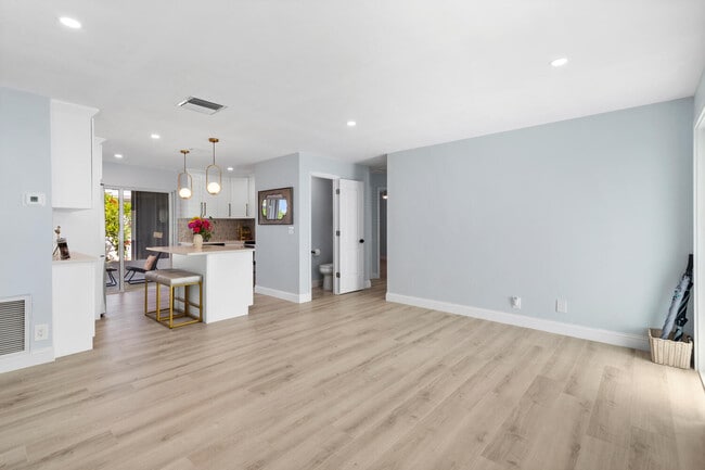 Building Photo - 902 SW 17th St