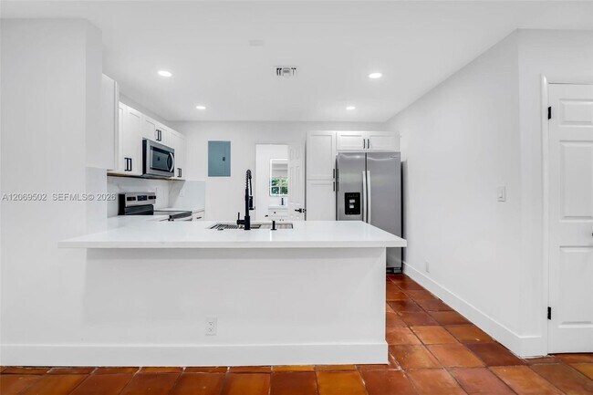 Building Photo - 850 SW 12th Ct